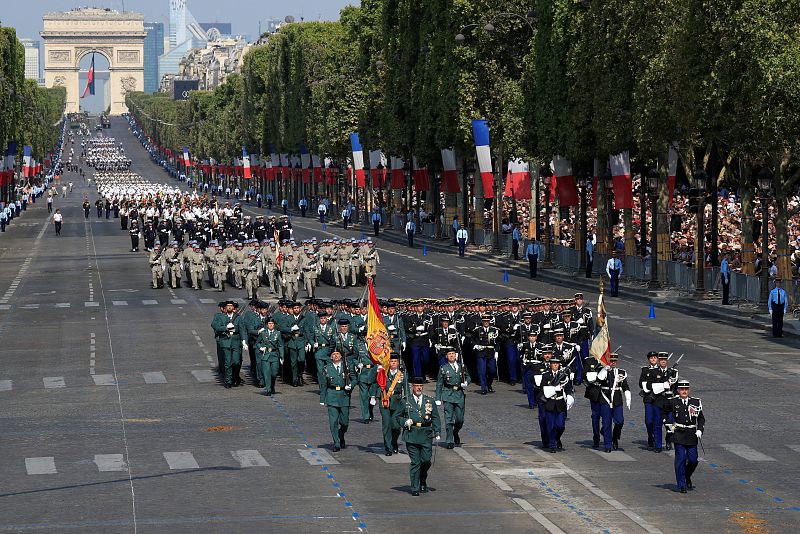 Una compañía de guardias civiles del Colegio de Guardias Jóvenes Duque de Ahumada, de Valdemoro (Madrid), desfila en París junto con gendarmes franceses, en el desfile militar de la Fiesta Nacional francesa del 14 de julio