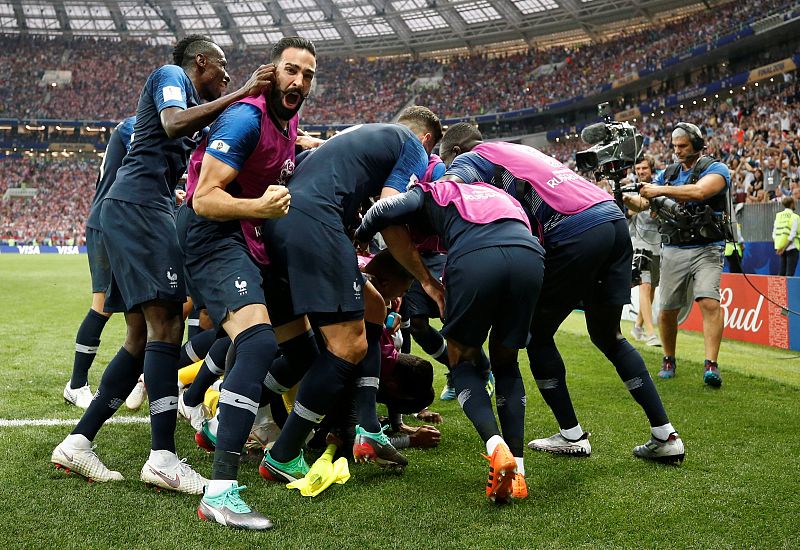 Los jugadores franceses celebran el gol de Paul Pogba, el tercero para los galos.
