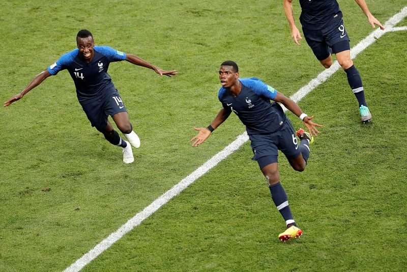 Paul Pogba (d) celebra tras marcar el 3-1 durante el partido.