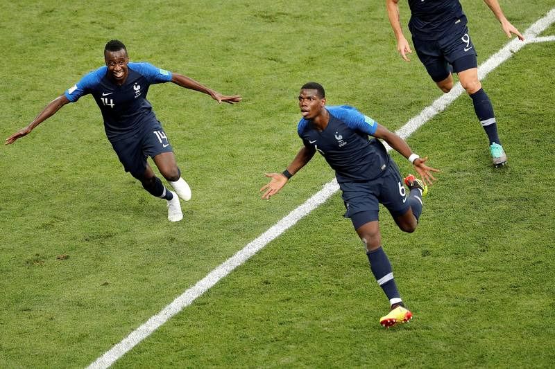 Paul Pogba (d) celebra tras marcar el 3-1 durante el partido.