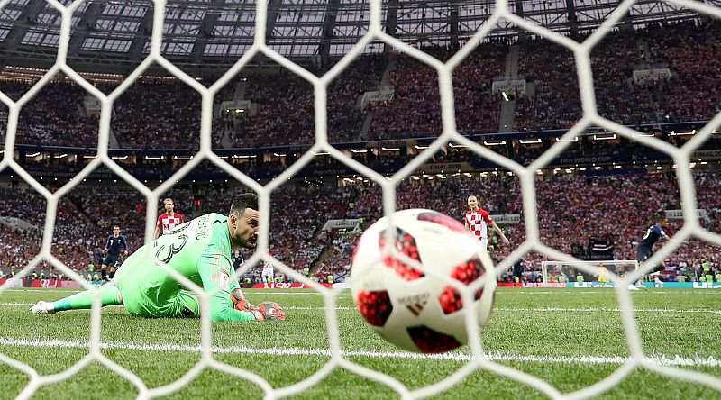 El portero galo Lloris lamenta su error en el segundo gol de Croacia.