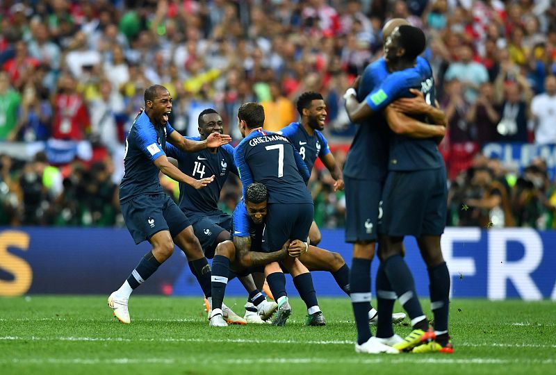Los jugadores franceses celebran la victoria nada más pitar el colegiado el final.