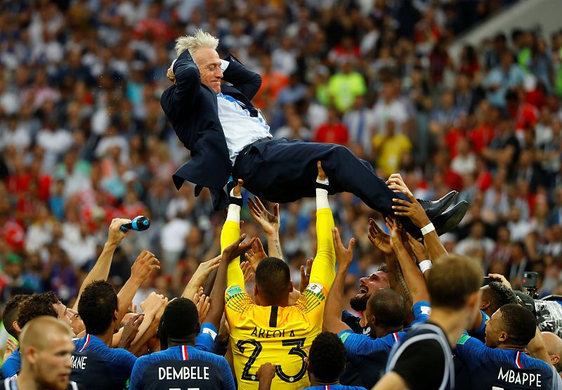 Los jugadores de Francia mantean al entrenador, Didier Deschamps, tras la victoria.