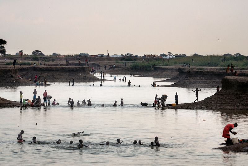 Un grupo de mujeres lava la ropa en uno de los canales de agua sucia donde los niños también se bañan.