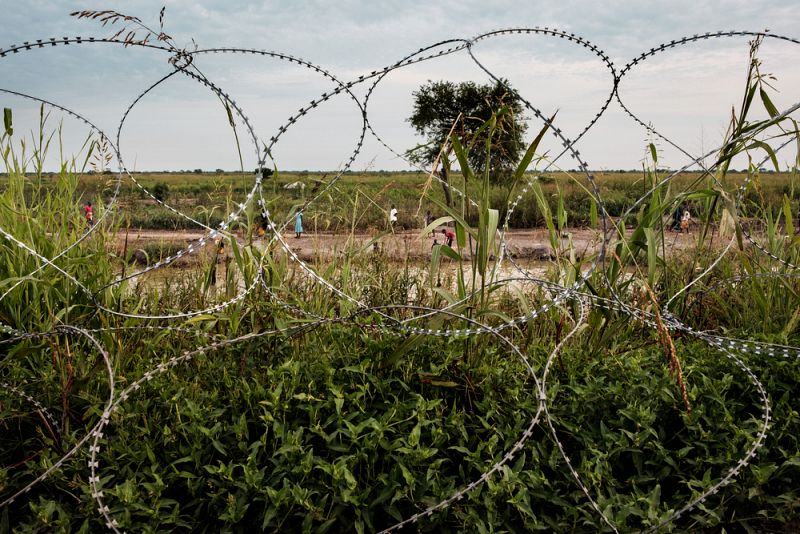 Una simple alambrada de espino protege el campamento, lo que no es obstáculo para ladrones armados que asaltan el campo por la noche.