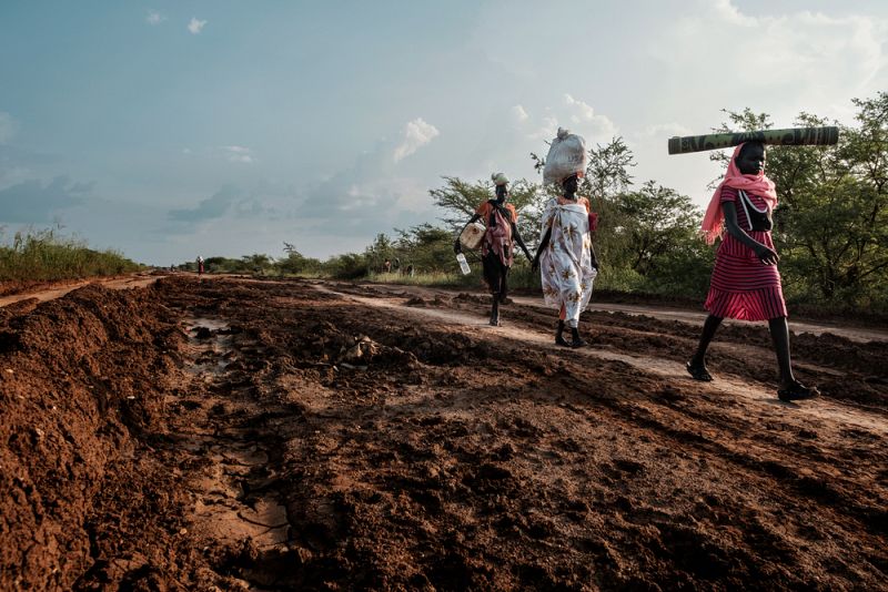 El camino que lleva al campo y hospital de Bentiu, y que las mujeres recorren a diario en busca de leña o al mercado, está sin pavimentar y en malas condiciones