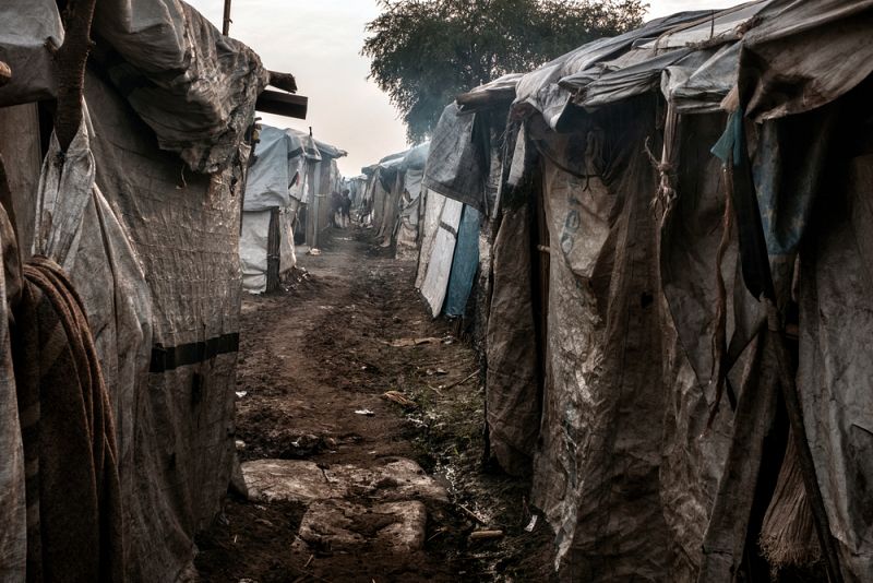 Tienda sobre tienda se acumulan en el campo, sin intimidad para sus habitantes, y propiciando el contagio de enfermedades.