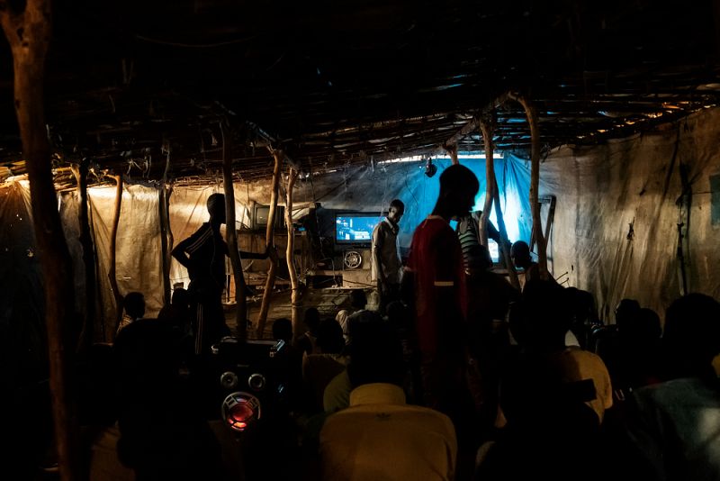 Una sala con videojuegos para los más jóvenes en el mercado del campo.