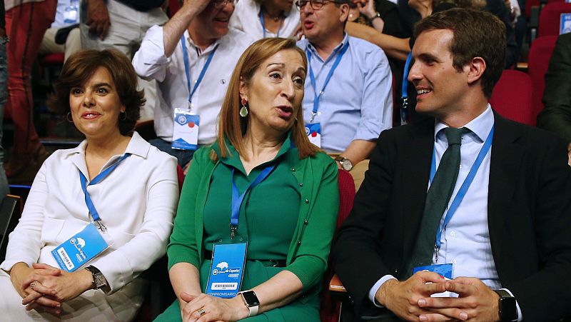 Santamaría y Casado, separados por la presidenta del Congreso del PP, Ana Pastor