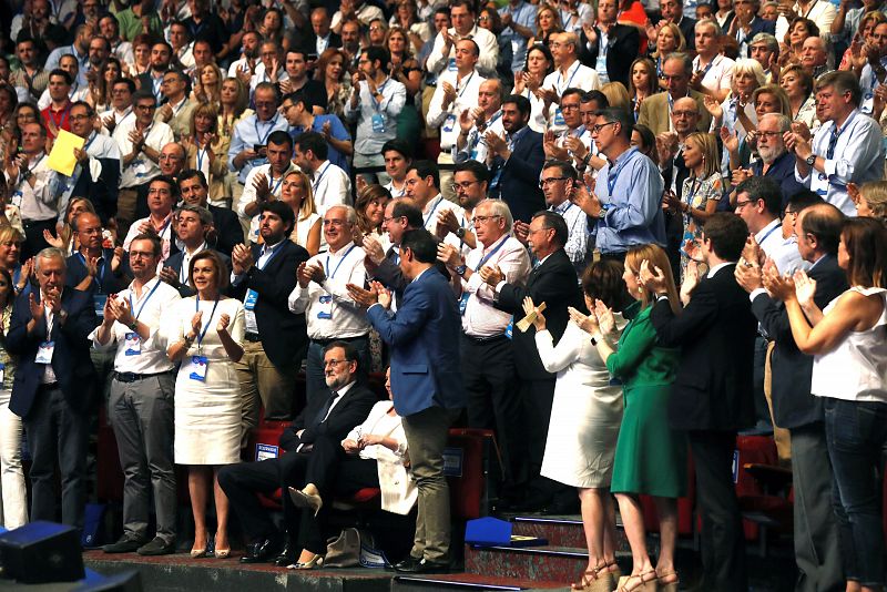 Mariano Rajoy junto a Cospedal momentos antes de la intervención de Luis de Grandes