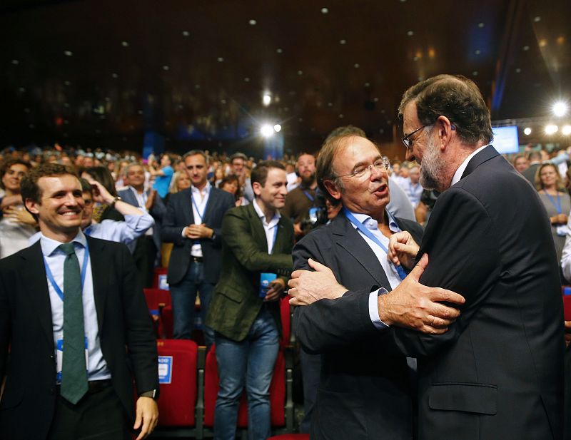 Mariano Rajoy saluda al presidente del Senado, Pío García-Escudero, y a Pablo Casado.