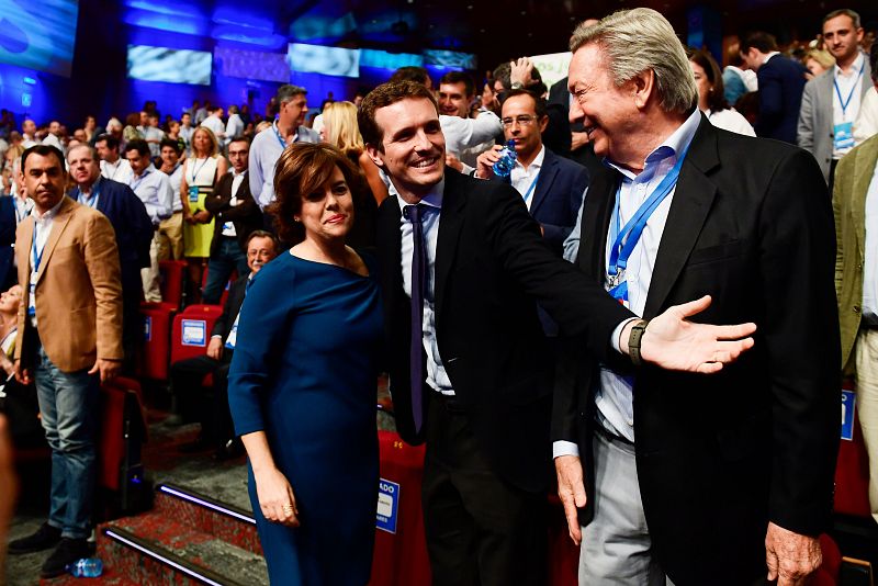 Soraya Sáenz de Santamaría y Pablo Casado, candidatos a la presidencia del PP, junto a Luis de Grandes, presidente del comité organizador del Congreso Extraordinario