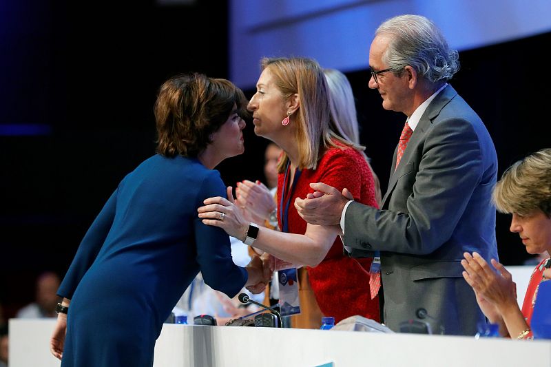 Soraya Sáenz de Santamaría saluda a la presidenta del Congreso de los Diputados, Ana Pastor.n