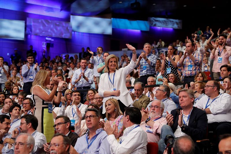 La exministra Fátima Báñez es aplaudida después de que la candidata a la Presidencia del PP, Soraya Sáenz de Santamaría, la haya propuesto como secretaria general del PP.
