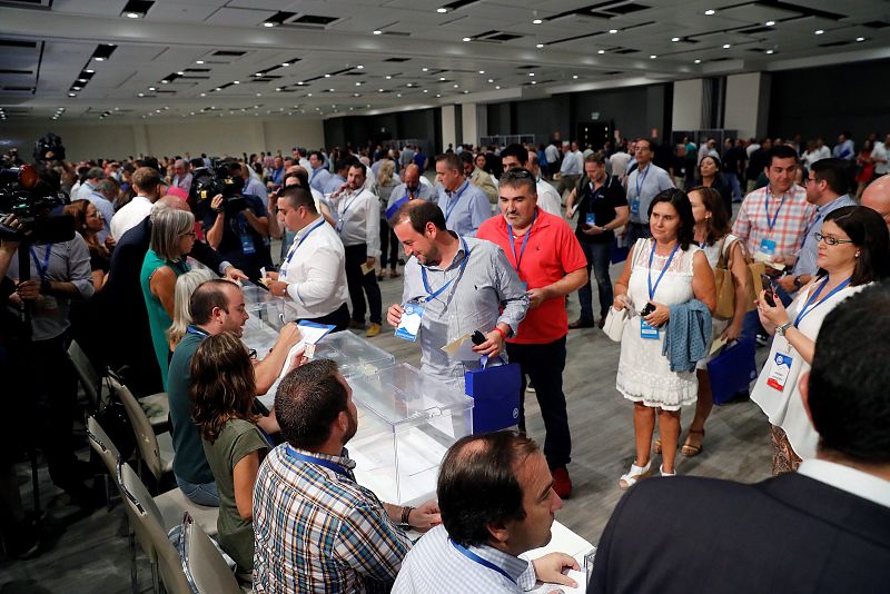 Compromisarios votando al nuevo presidente del PP