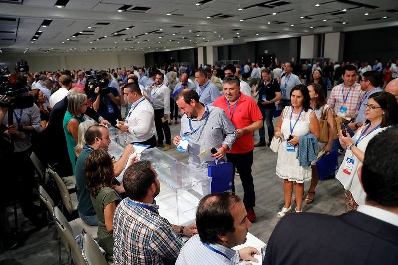 Compromisarios votando al nuevo presidente del PP