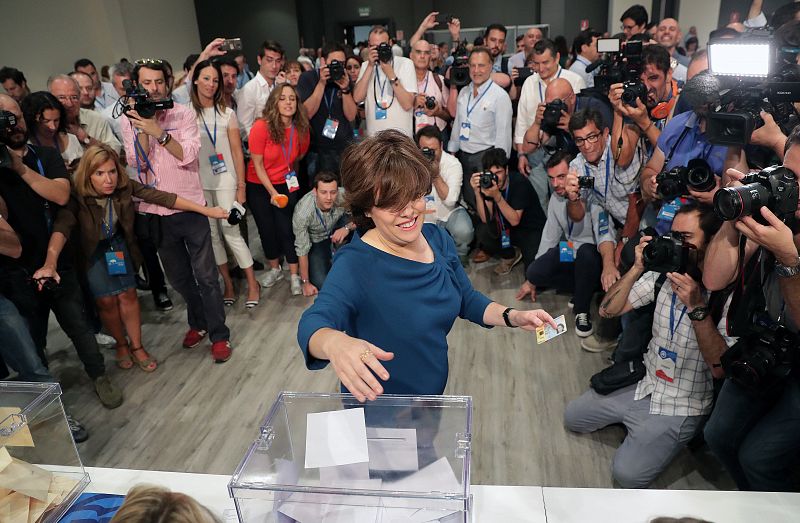 La candidata a la Presidencia del PP, Soraya Sáenz de Santamaría, vota durante el XIX Congreso extraordinario del partido