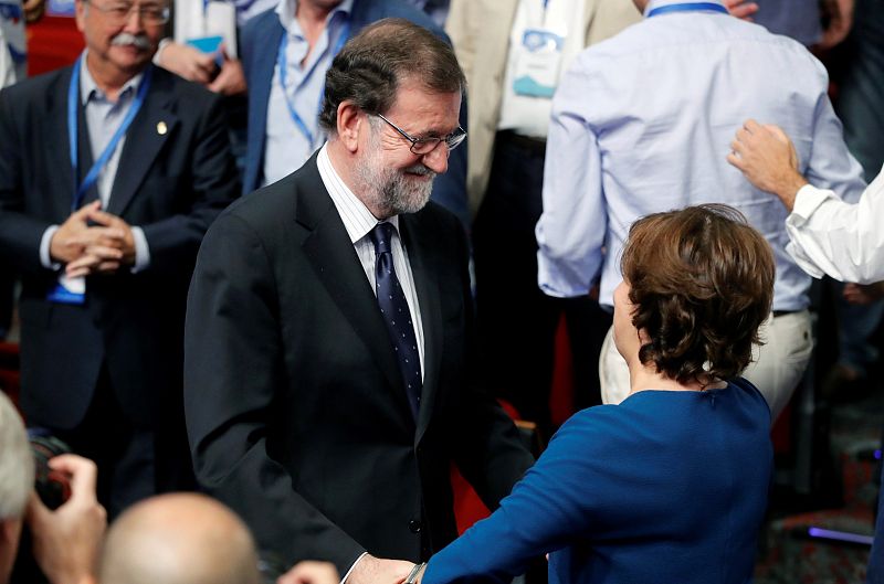 El expresidente del Gobierno Mariano Rajoy junto a Soraya Sáenz de Santamaría, tras conocerse que Pablo Casado será el nuevo presidente del PP al haber obtenido 1.701 sufragios de los compromisarios populares frente al los 1.250 que ha logrado Sáenz
