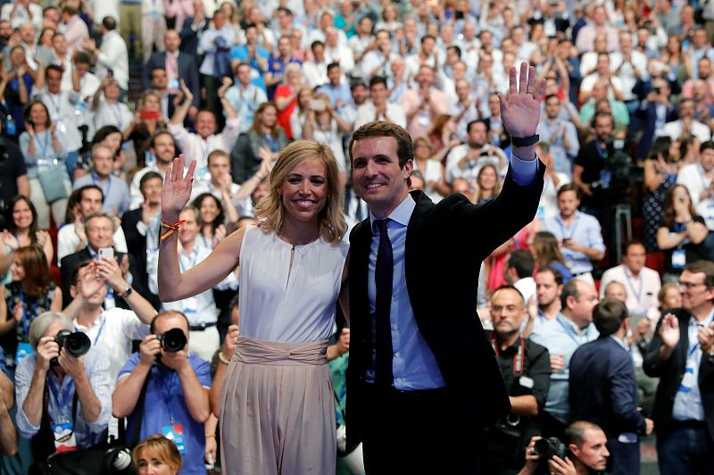 Pablo Casado junto a su esposa, Isabel Torres