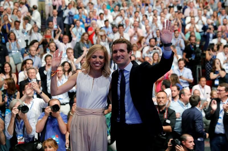 Pablo Casado junto a su esposa, Isabel Torres
