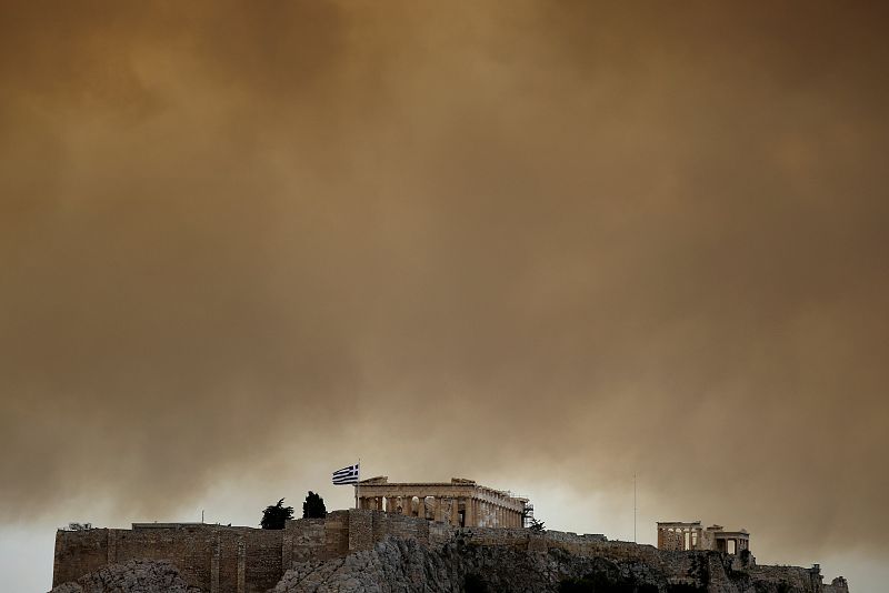 El humo del incendio llega hasta el Partenón de Atenas.