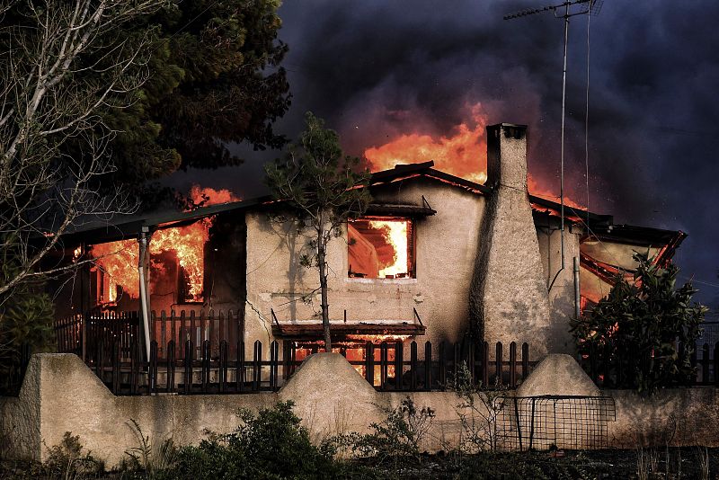 Viviendia incendiada en Kineta, cerca de Atenas.