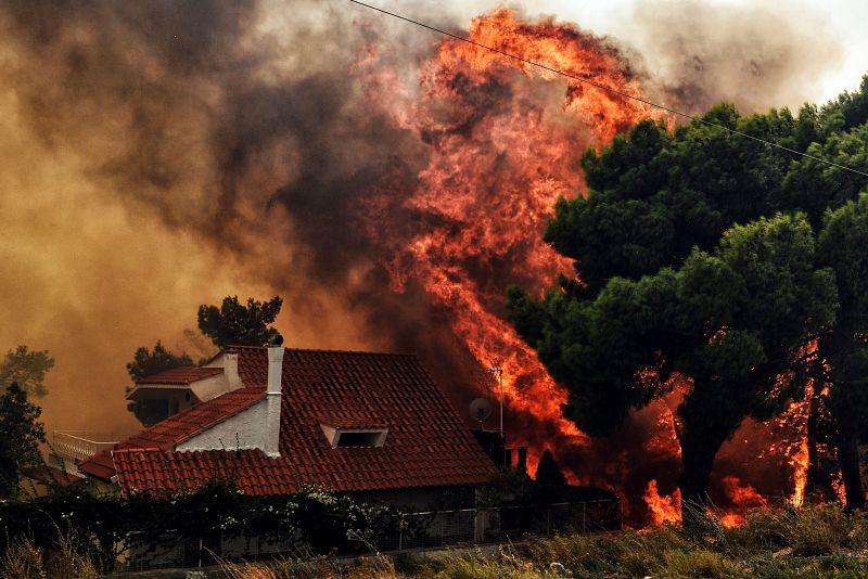 Viviendas amenazadas por el fuego en Kineta.