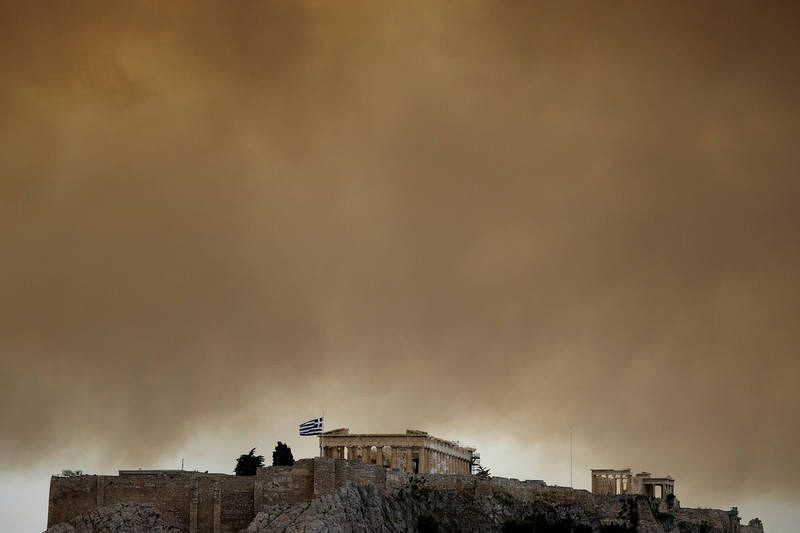 El humo del incendio llega hasta el Partenón de Atenas. 