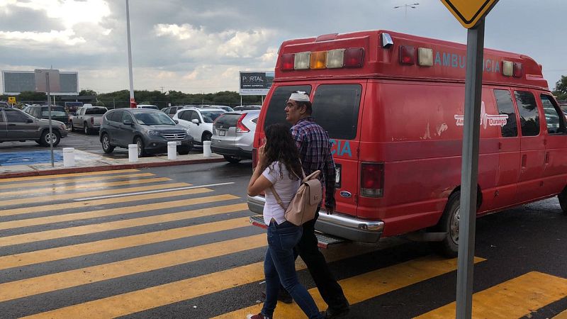 Uno de los heridos del accidente es evacuado del aeropuerto de Durango