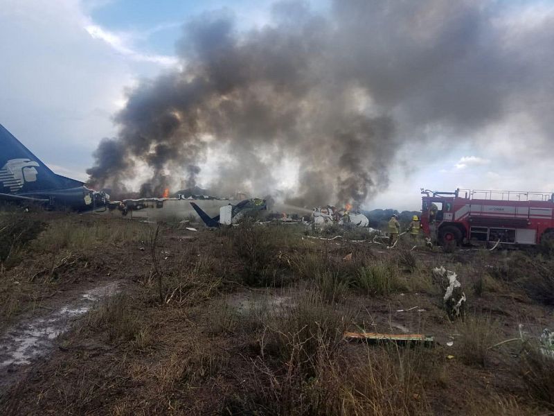 Bomberos extinguen el incendio en el avión que se estrelló en Durango, México