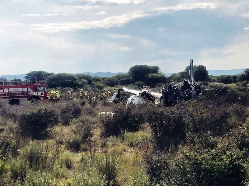 El avión se incendió poco después de caer al suelo en el aeropuerto de Durango