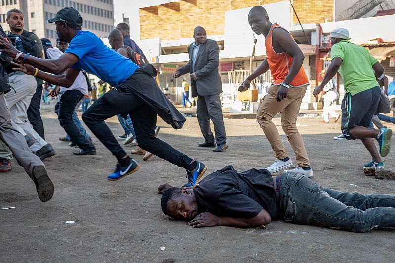 Un manifestante cae muerto al suelo en Harare, la capital de Zimbabue