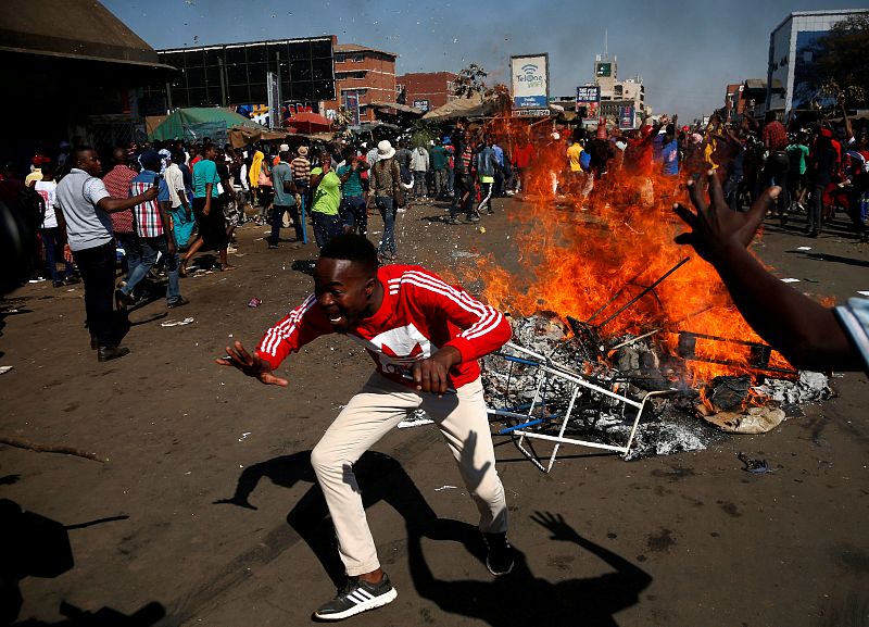 Barricadas y hogueras en Harare, la capital de Zimbabue