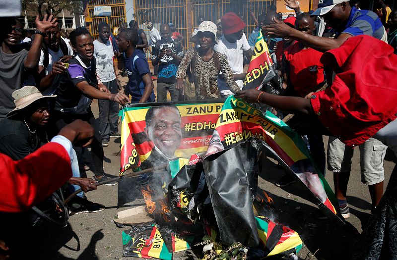 Opositores queman la efigie de Emmerson Mnangagwa en Zimbabue