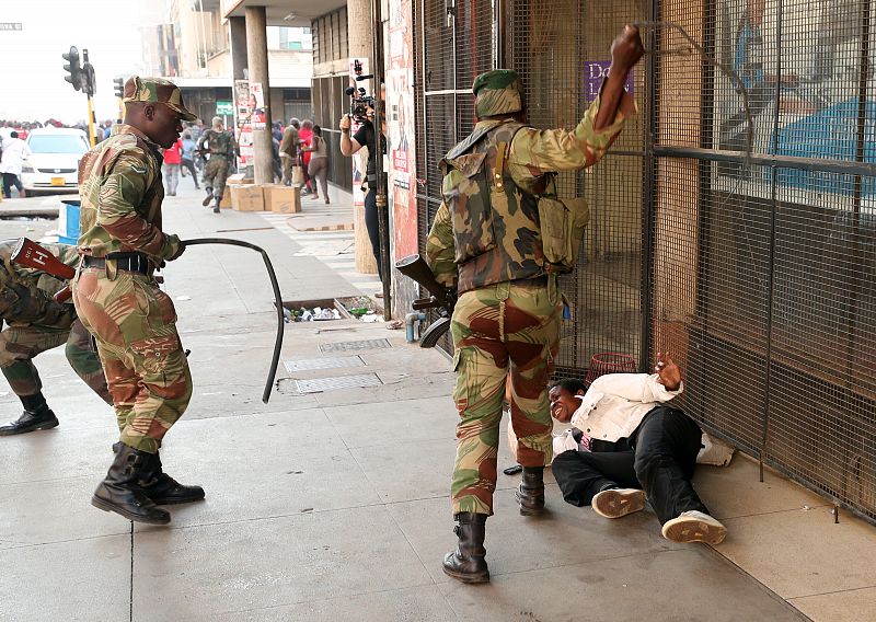 Soldados golpean a un manifestante en Harare, la capital de Zimbabue