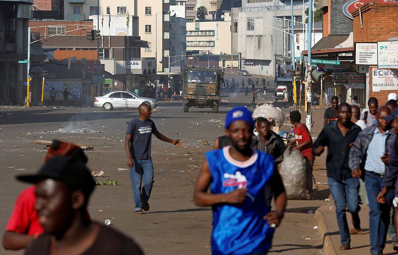 Los manifestantes huyen de los soldados en Harare, la capital de Zimbabue