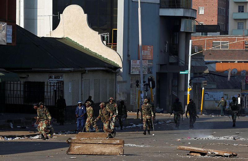 Soldados en Harare, la capital de Zimbabue