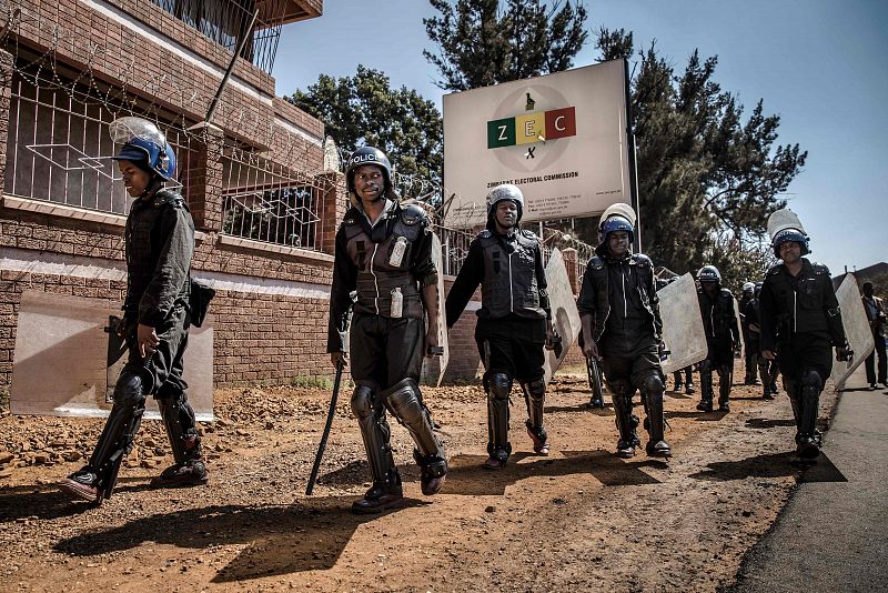 Antidisturbios en Zimbabue