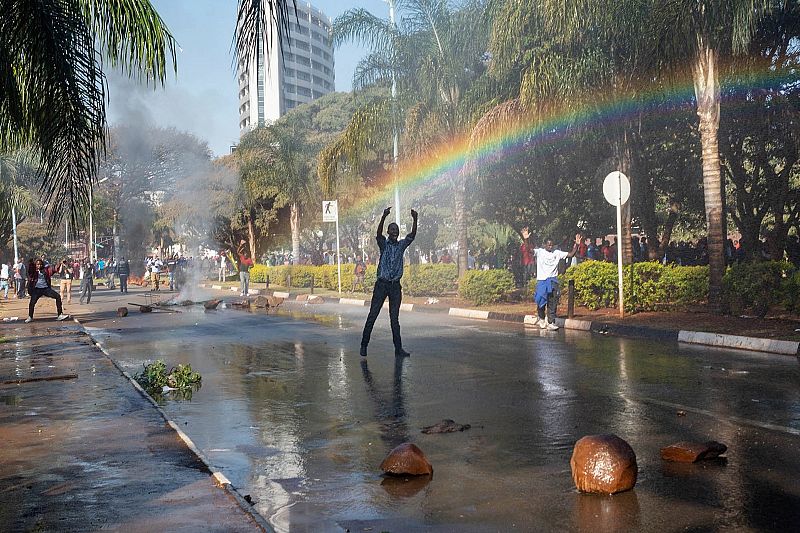 Cañones de agua contra los manifestantes de la oposición en Harare, la capital de Zimbabue