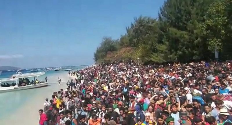 People crowd on the shore as they attempt to leave the Gili Islands after an earthquake Gili Trawangan, in Lombok, Indonesia