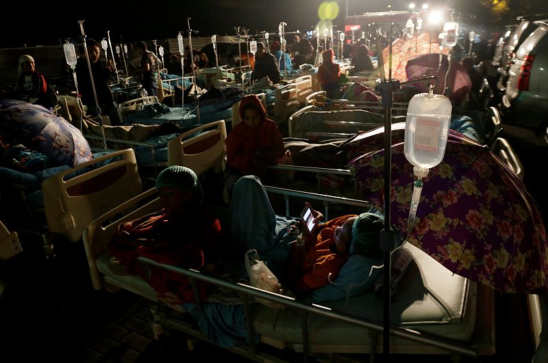 Afectados por el terremoto a la espera de ser atendidos en este hospital de Lombok