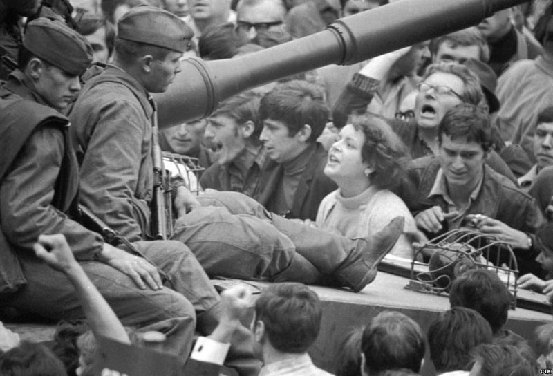 Una joven interpela a los soldados soviéticos subidos en un tanque