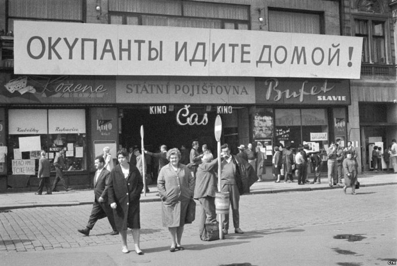 "Ocupantes, volved a vuestra casa", escrito en un cartel en ruso colocado en el centro de la ciudad de Plzen, en el oeste de Checoslovaquia.
