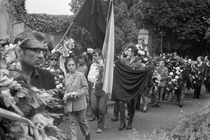 Funeral por el joven Milan Kadlec, de 20 años, muerto durante las primeras horas de la ocupación soviética