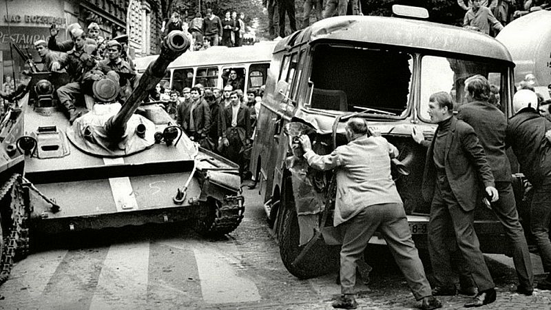 Los manifestantes checoslovacos utilizaron autobuses y camiones para parapetarse y tratar de frenar el avance de los tanques