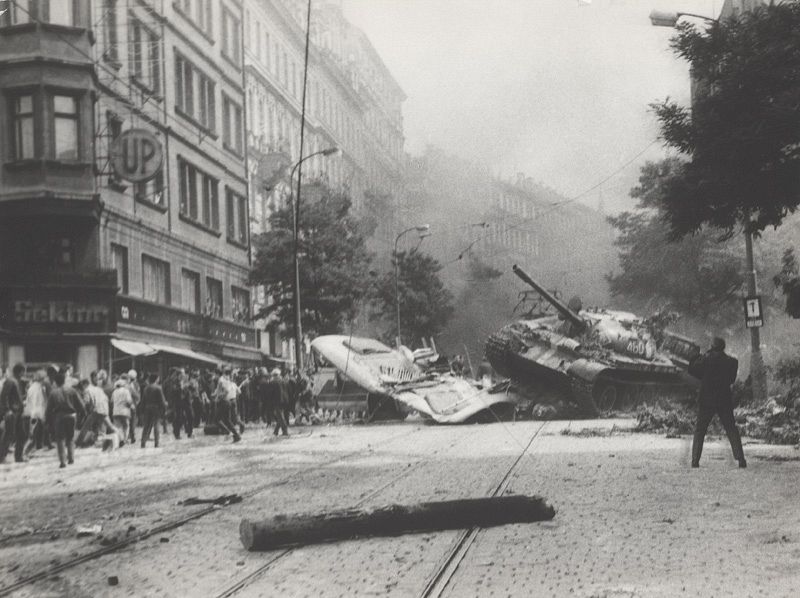 Un tanque soviético aplasta una barricada en el centro de Praga