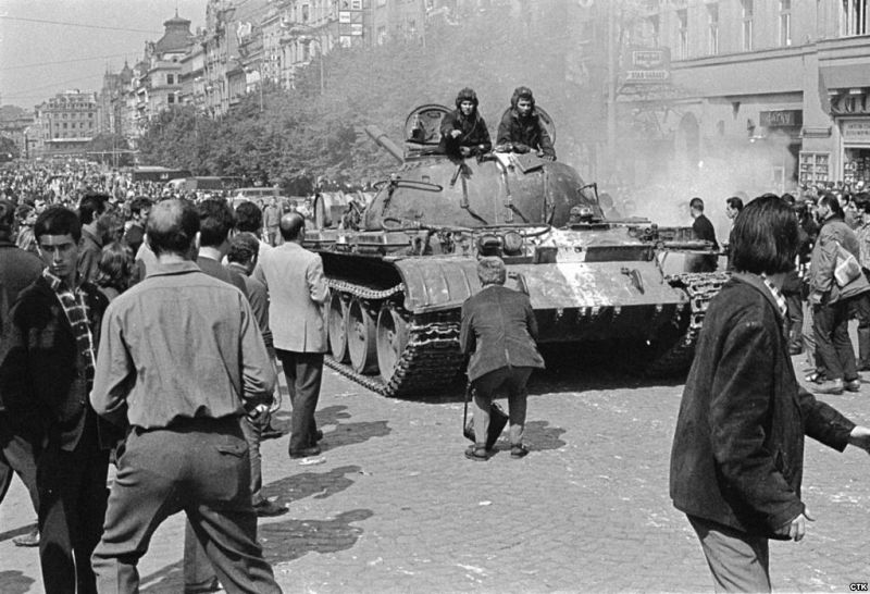 Un soldado soviético reprende a un fotógrafo que se había acercado a su tanque para hacer una fotografía en el centro de la Plaza Wenceslao de Praga.