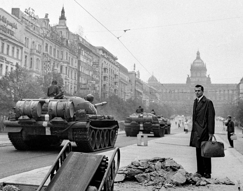 Un hombre observa con impotencia el paso de los tanques soviéticos por la céntrica Plaza Wenceslao en Praga