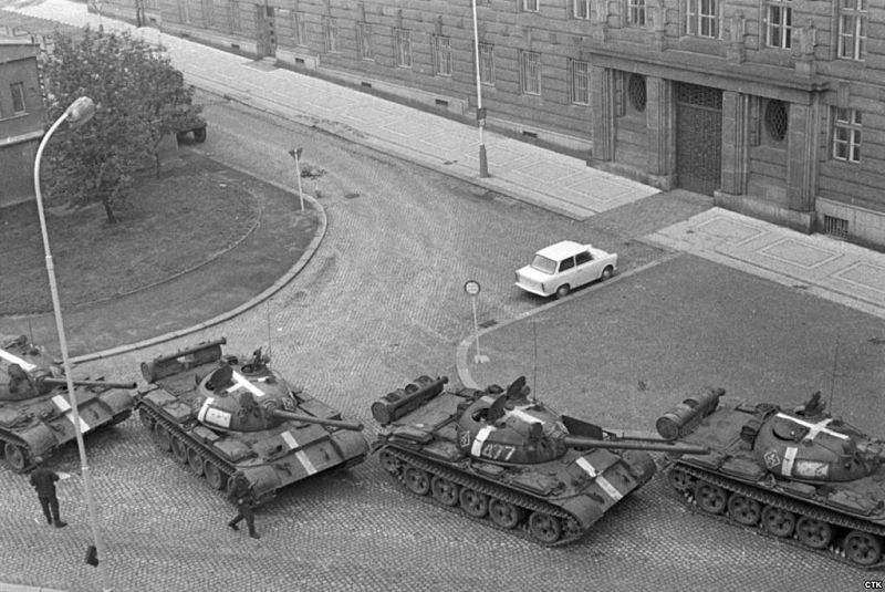 Los tanques soviéticos -marcados con la cruz de pintura blanca para diferenciarse de los checoslovacos- rodean la sede central del Partido Comunista de Checoslovaquia