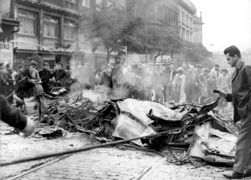 Autobuses y camiones usados como barricadas por los manifestantes checoslovacos, reducidos a chatarra y cenizas por disparos de las fuerzas soviéticas